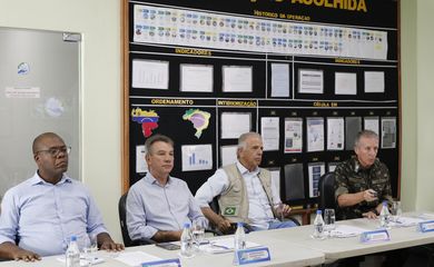 Os ministros da Defesa, José Múcio, e dos Direitos Humanos, Silvio Almeida, com o governador de Roraima, Antônio Denarium, visitam a base da Operação Acolhida, em Boa Vista.