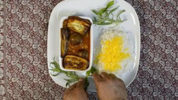Gheimeh Bademjan é um ensopado de cordeiro da culinária persa