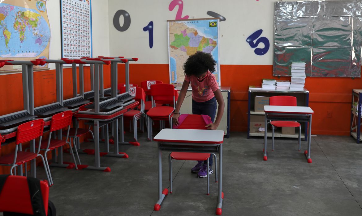Criança pendura mochila na cadeira de sala de aula da escola Thomaz Rodrigues Alckmin, no primeiro dia de retorno das escolas do estado de São Paulo para atividades extracurriculares em meio ao surto de coronavírus (COVID-19) em São Paulo,