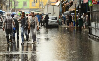 São Paulo - Fortes chuvas causam alagamento na Rua 25 de Março, região central de São Paulo (Rovena Rosa/Agência Brasil)