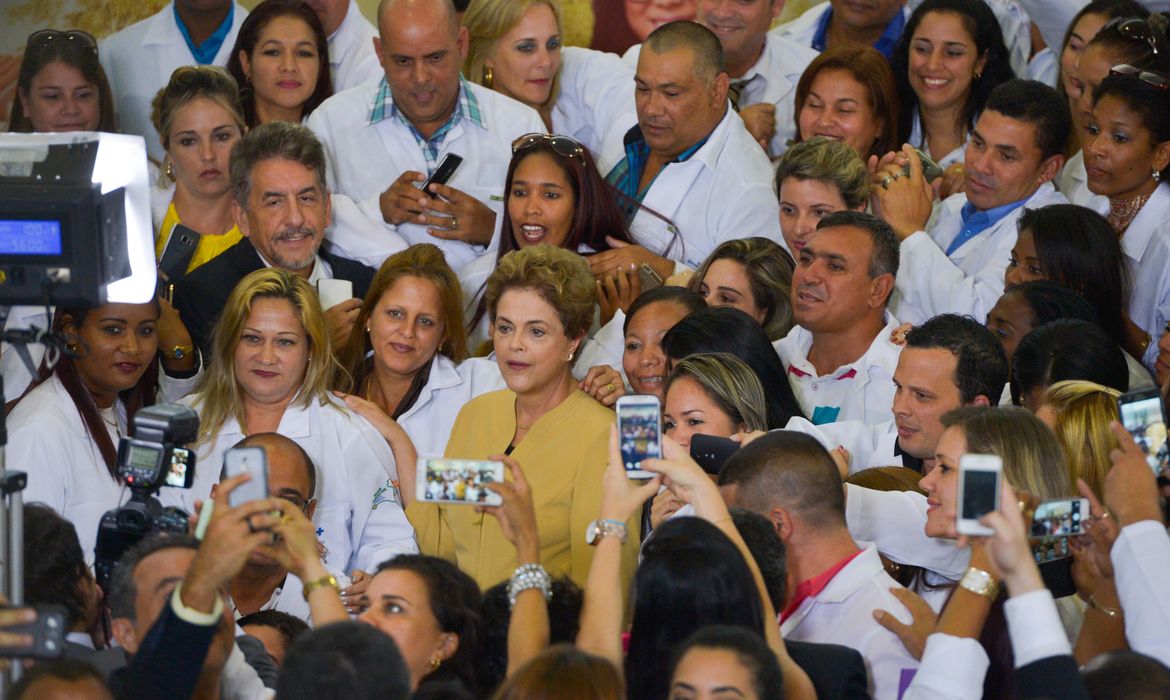 Brasília - Presidenta Dilma Rousseff participa da cerimônia de anúncio da prorrogação da permanência dos médicos brasileiros formados no exterior e estrangeiros no Programa Mais Médicos (José Cruz/Agência Brasil)