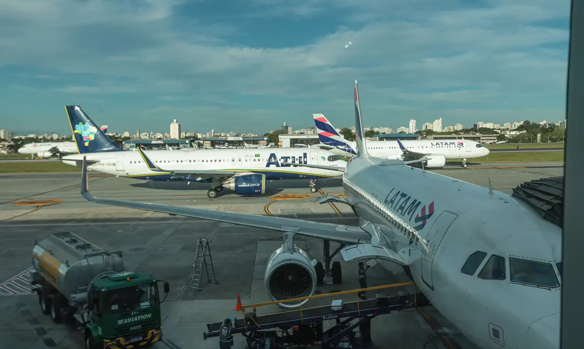 Paulo Pinto/Agência Brasil São Paulo (SP) 11/12/2025 - Aviões taxiando na pista do aeroporto de Congonhas Foto Paulo Pinto/Agencia Brasil