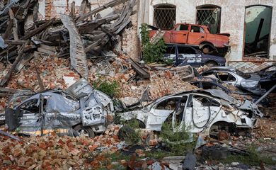 Carros destruídos na cidade de Izium, na Ucrânia