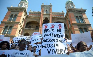 Rio de Janeiro - Fiocruz promove ato contra a violência em Manguinhos, com a participação de trabalhadores, estudantes, moradores e movimentos sociais da região. No último dia 17 de abril, uma bala perdida varou a janela de uma sala de