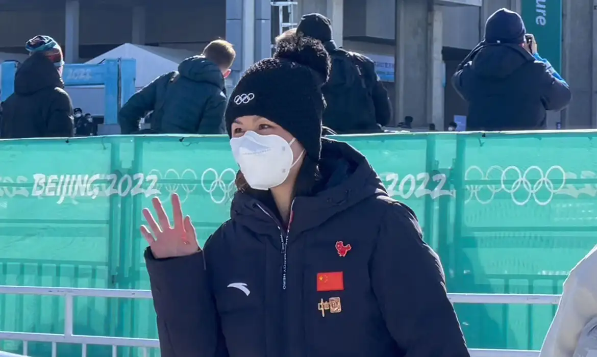 Tenista chinesa Peng Shuai acena enquanto acompanha evento da Olimpíada de Inverno Pequim 2022