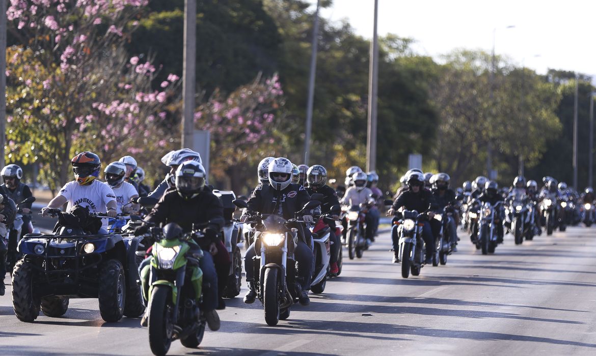 Brasília -  Motociclistas fazem passeio pelas ruas de Brasília como parte do encerramento do Capital Moto Week (Marcelo Camargo/Agência Brasil)