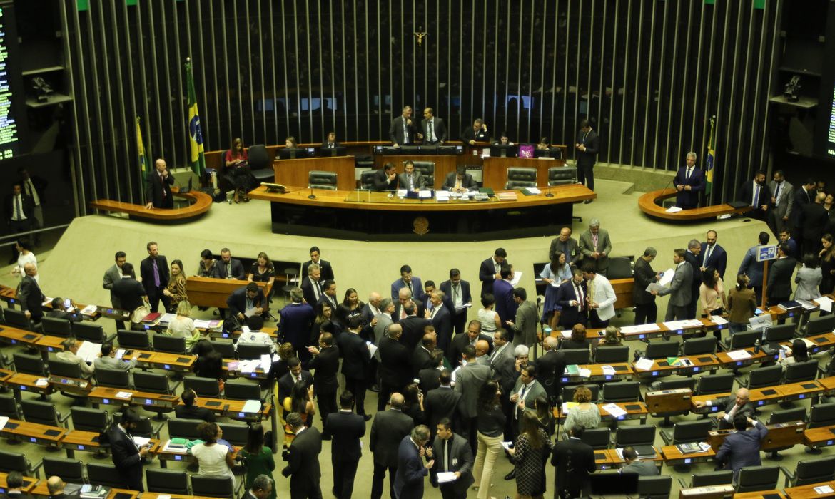 O Congresso Nacional realiza sessão plenária para votar oito vetos presidenciais. 