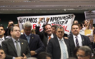 Deputados comemoram a não aprovação do parecer do relator contra a admissibilidade da PEC 171/93, que reduz a maioridade penal de 18 para 16 anos (Marcelo Camargo/Agência Brasil)