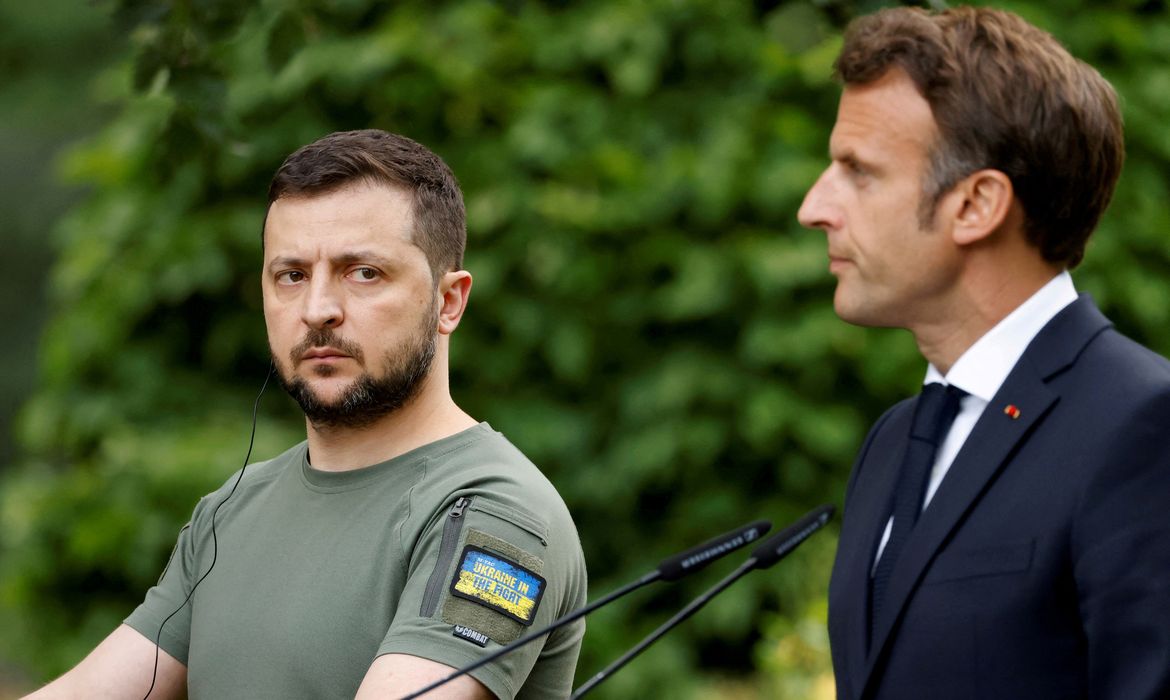 Zelenskiy em foto de arquivo com Macron em Kiev