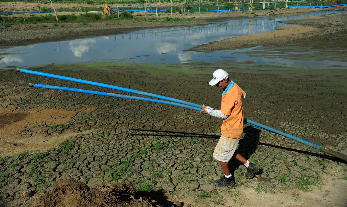 Crateús - Trabalhadores desmontam tubulação de poços perfurados como última tentativa de retirar água do lençol freático do Açude Carnaubal  (Fernando Frazão/Agência Brasil)