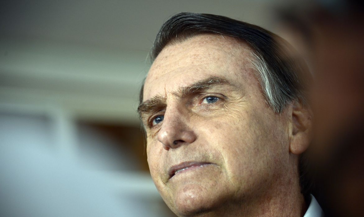 O candidato do PSL à Presidência da República, Jair Bolsonaro, fala à imprensa.