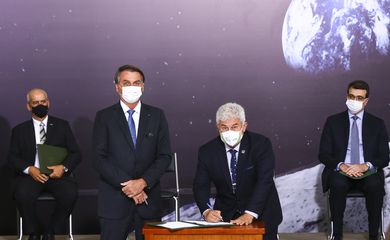 O presidente Jair Bolsonaro e o ministro de Ciência, Tecnologia e Inovação, Marcos Pontes, durante cerimônia de assinatura de acordo com os EUA para participar do Programa Lunar Nasa Artemis.