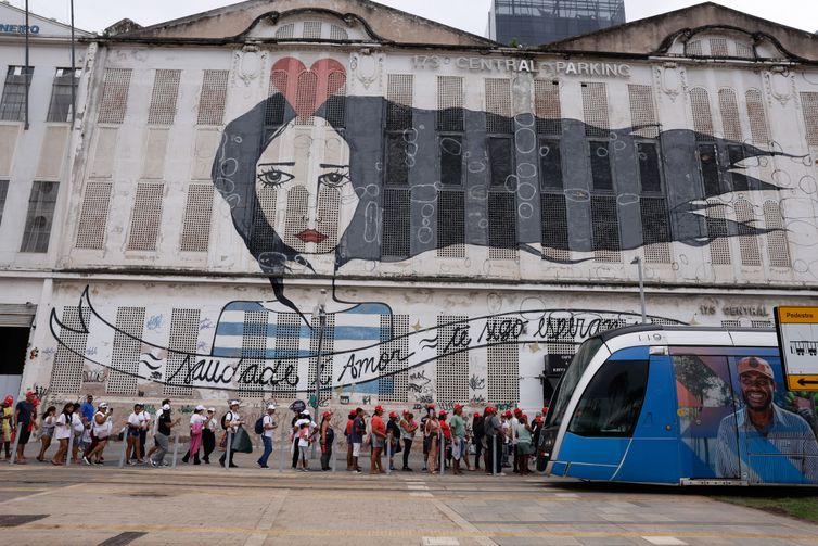 Rio de Janeiro(RJ), 14/11/24 - Fila de entrada para o Espaço Kobra, onde acontecem as atividades autogestionadas do G20 Social, na região portuária do Rio. Foto: Tânia Rêgo/Agência Brasil
