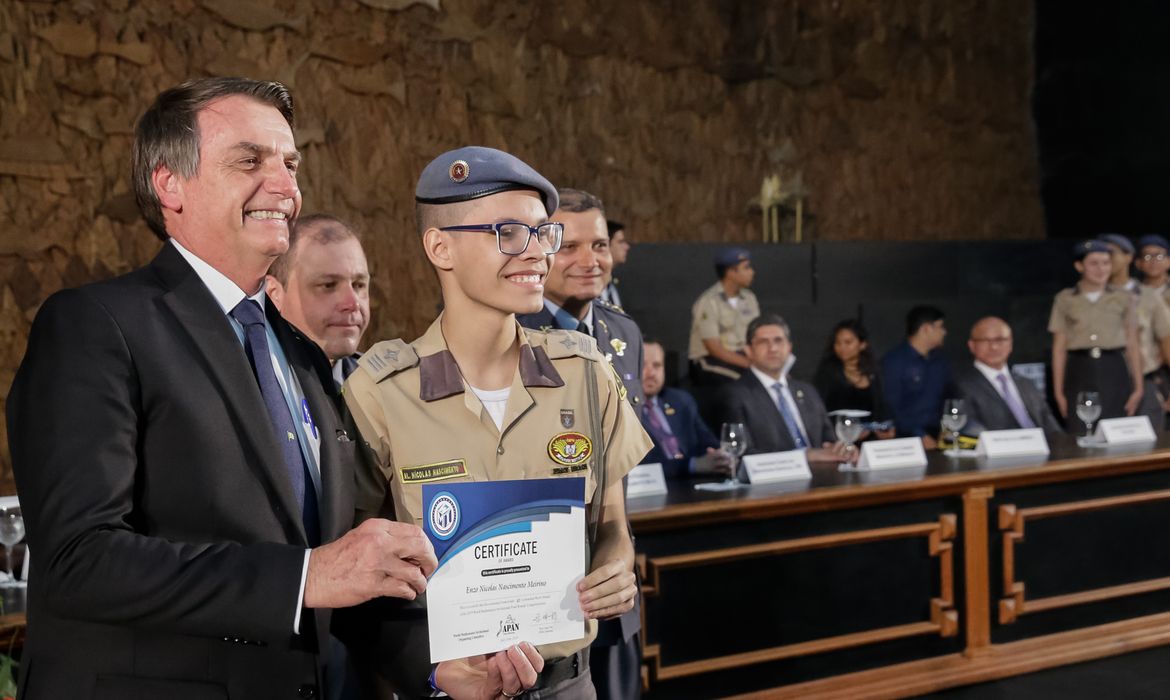 O presidente Jair Bolsonaro participa da entrega de medalhas da Olimpíada Internacional de Matemática Sem Fronteiras 2019, no Colégio Militar da Polícia Militar V, em Manaus.