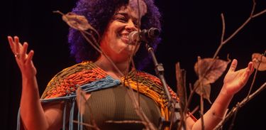 Déborah Cecília apresenta seu primeiro álbum "Segredo de Passarinho" no Cena Musical