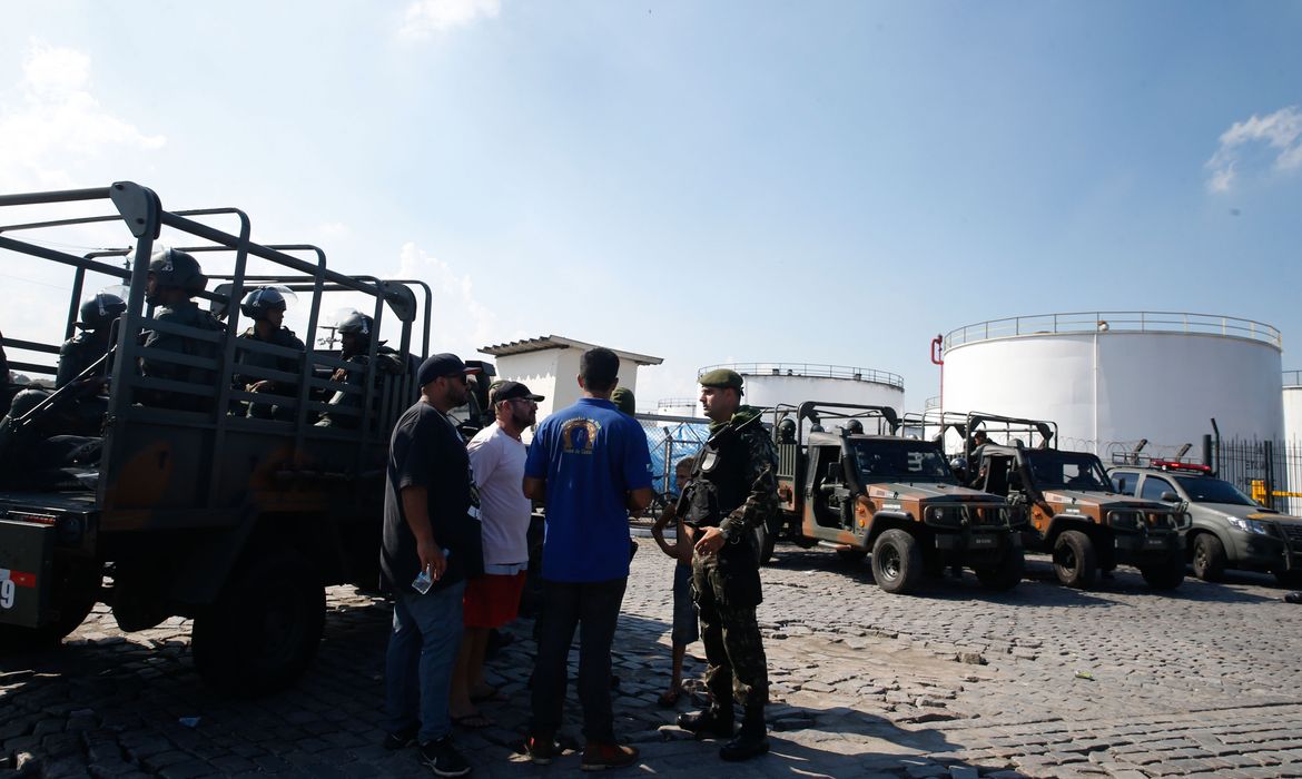 Um grupamento de militares da Polícia do Exército reforça segurança no entorno da Refinaria Duque de Caxias (Reduc)