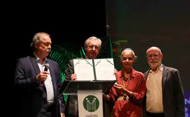 Rio de Janeiro (RJ), 22/05/2025 – O presidente do Banco Nacional de Desenvolvimento Econômico e Social (BNDES), Aloizio Mercadante, o presidente da Financiadora de Estudos e Projetos (FINEP), Celso Pansera, a ministra do Meio Ambiente e Mudança do Clima, Marina Silva e o presidente do Jardim Botânico do Rio de Janeiro, Sergio Besserman Vianna durante celebração do Dia Internacional da Biodiversidade, no Jardim Botânico do Rio de Janeiro, na zona sul da capital fluminense. Foto: Tomaz Silva/Agência Brasil