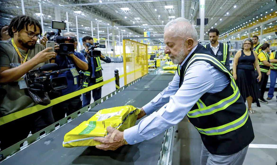 República, Luiz Inácio Lula da Silva, durante visita e cerimônia de anúncios de investimentos e contratações por parte do Mercado Livre.
Centro de Distribuição do Mercado Livre – SP04 em Cajamar - SP

Foto: Ricardo Stuckert / PR