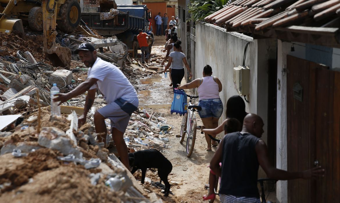Equipes trabalham na remoção de entulho em área onde ocorreu deslizamento de encosta no Morro da Boa Esperança, em Piratininga, na região Oceânica de Niterói, no último sábado (10).