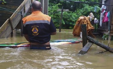 As fortes chuvas que tiveram início no dia 01 de janeiro em Ubatuba causaram estragos no município. 