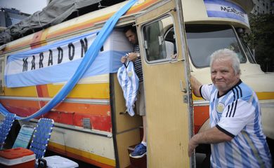 Argentinos e chilenos que dirigiram até o Brasil para ver a Copa, estão acampados em carros e trailers estacionados na praia do Leme, próximo à arena da Fifa Fan Fest em Copacabana (Fernando Frazão/Agência Brasil)