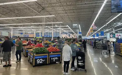 Consumidores fazem compras em loja do Walmart em Secaucus, no Estado norte-americano de Nova Jersey
03/04/2025 REUTERS/Siddharth Cavale
