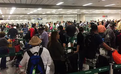 Guarulhos - Auditores da Receita Federal fazem paralisação e afetam aeroportos pelo país.Os agentes também verificam as bagagens e muitos passageiros têm que esperar (Divulgação/Sindifisco)