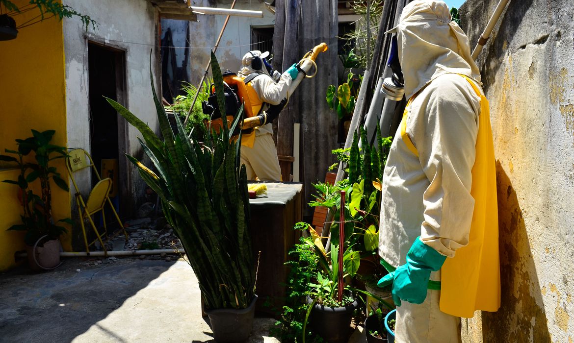 São Paulo - Agentes da prefeitura realizam fumacê para combater o mosquito Aedes Aegypit em Guaianases, zona leste de São Paulo (Rovena Rosa/Agência Brasil)
