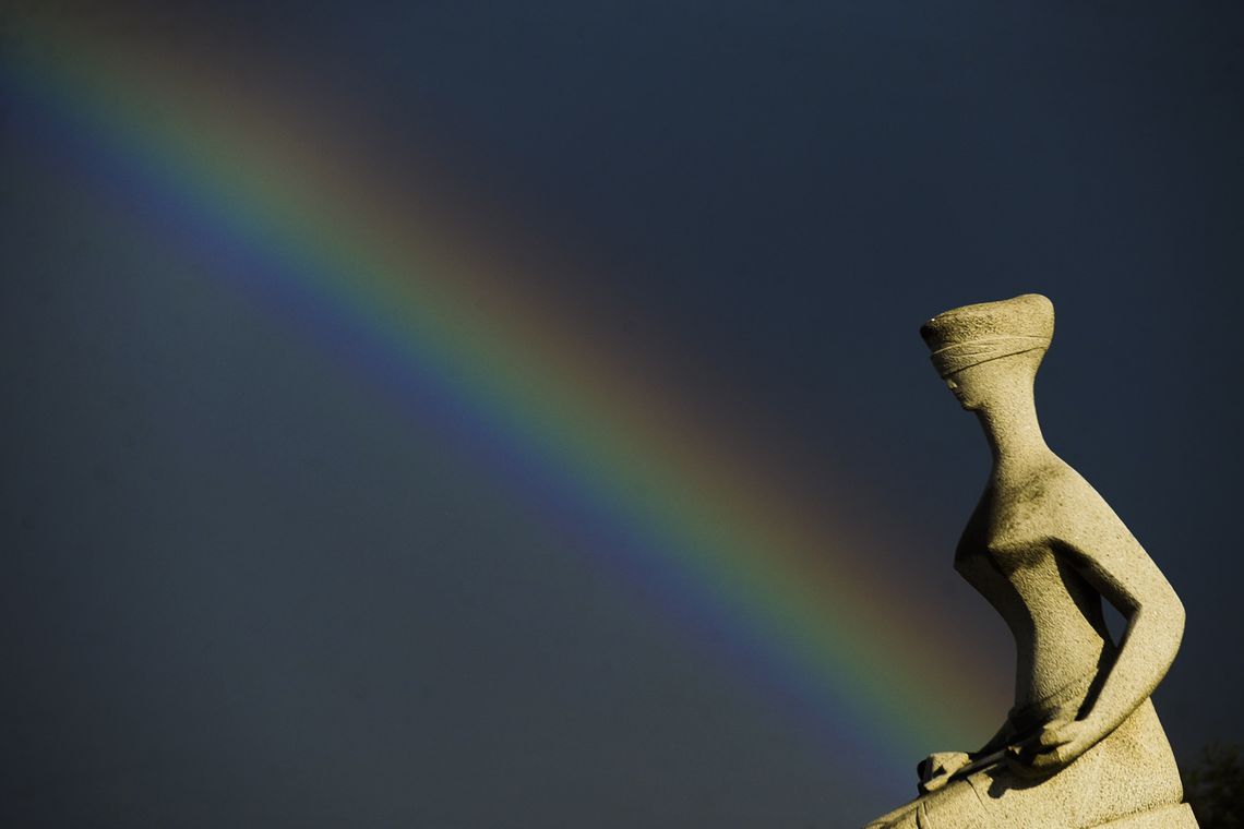 Arco-íris ao entardecer visto da Estátua da Justiça no STF