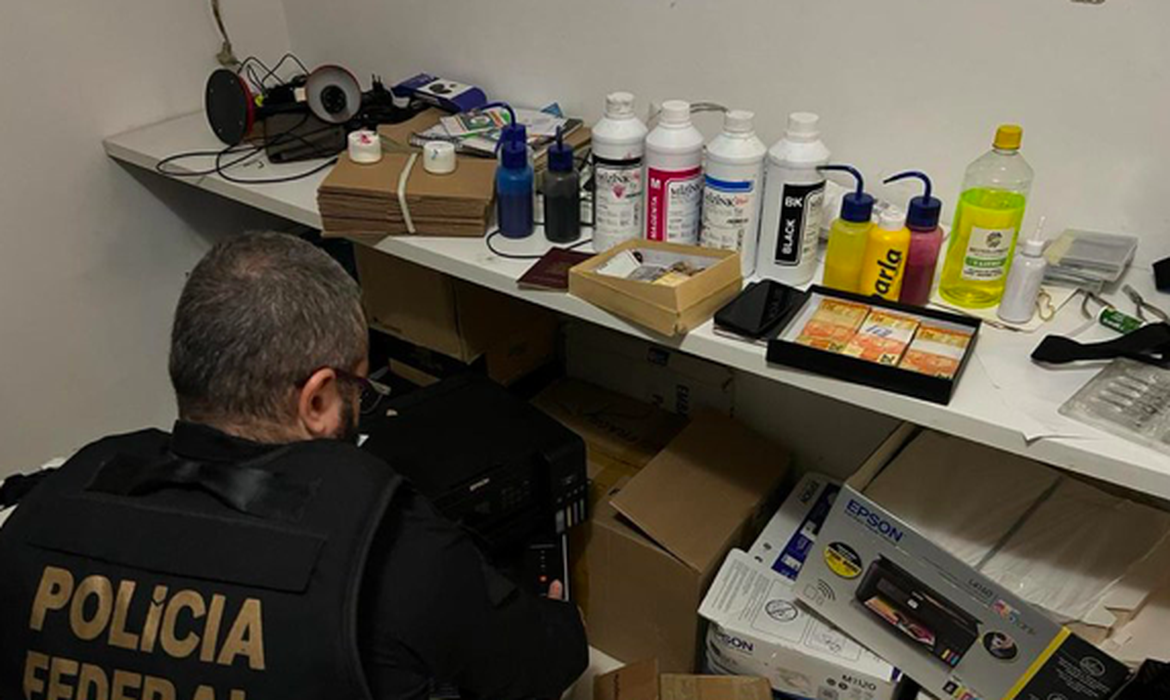 Rio de Janeiro (RJ) - Na manhã desta terça-feira, 6/6, a Polícia Federal deflagrou a Operação Carcará, com o objetivo de desmantelar um laboratório gráfico dedicado à falsificação de cédulas falsas para posterior comercialização pela organização criminosa investigada.
Foto: Policia Federal/Divulgação