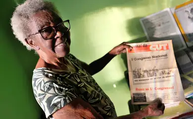 Rio de Janeiro (RJ), 25/06/2025 - Anazir Maria de Oliveira, conhecida como Dona Zica, 92 anos, uma das fundadoras do Sidicato dos Trabalhadores Domésticos do Rio de Janeiro, da Central Única dos Trabalhadores(CUT) e do Partido dos Trabalhadores(PT), em sua casa. Foto: Tânia Rêgo/Agência Brasil