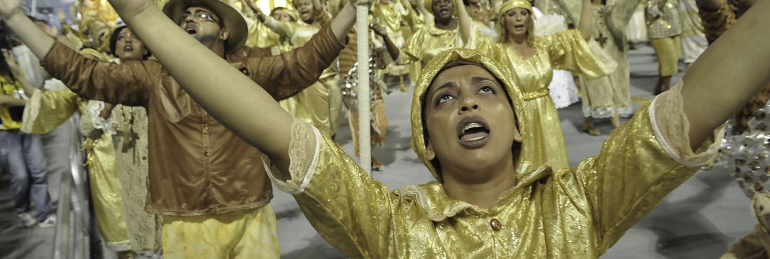 Desfile da Mocidade Alegre no Carnaval 2014. O terceiro título seguido da escola veio com o samba enredo: “Andar com fé eu vou... Que a fé não costuma falhar!”