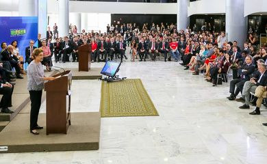 Presidenta Dilma Rousseff durante encontro com juristas chamado 