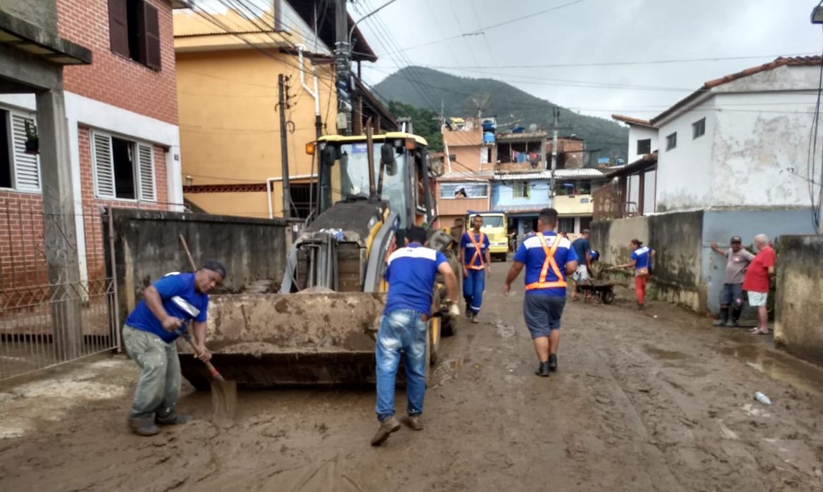 Petrópolis se mobiliza para limpeza após temporal. 