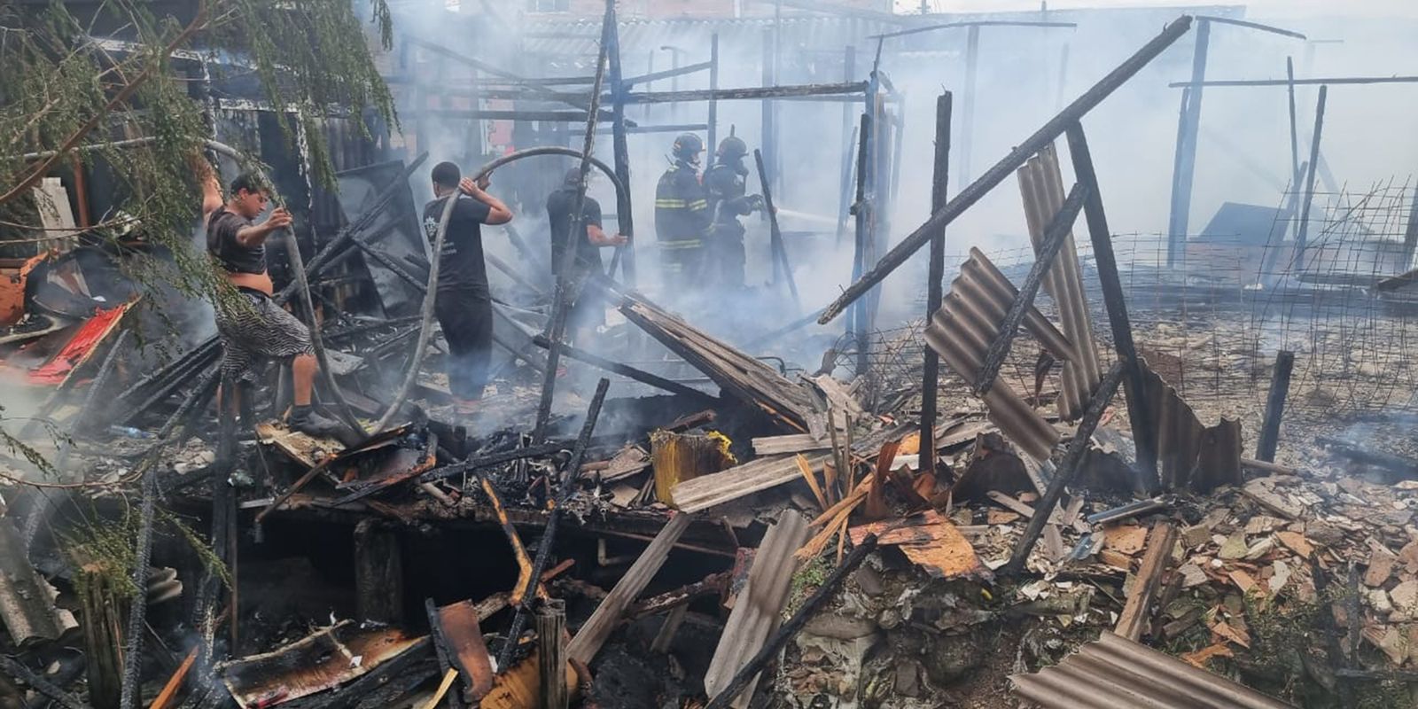 Mais de 15 moradias são atingidas por incêndio em Cubatão (SP)