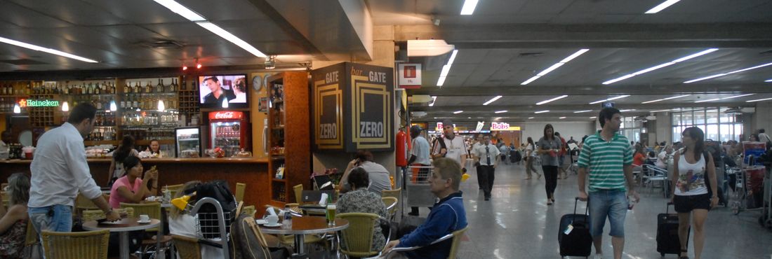 Aeroporto Galeão As lanchonetes Bob's, Santos Dumont, e o restaurante Rio Aeroporto Hotel foram multados no aeroporto do Galeão