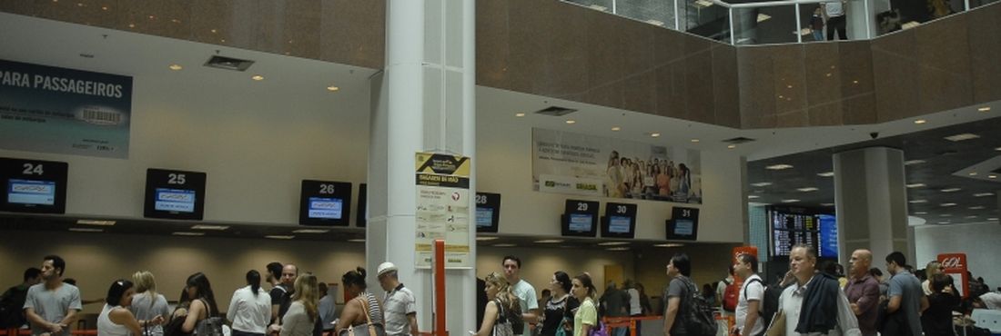 Problemas operacionais e a interdição da única pista do aeroporto de Viracopos, em Campinas (SP) provocou muitas filas e transtornos aos passageiros