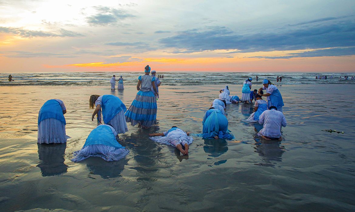 Obra da fotógrafa Eliária Andrade na Exposição fotográfica Afeto e Memória - Praia Grande ( SP ) 11/12/2016 - Festa de Iemanjá, realizada na Praia Ocian. Na foto, religiosos prestam homenagem a Iemanjá, Rainha do Mar. Foto Eliária Andrade