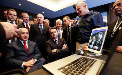 Presidente da República, Jair Bolsonaro, e o Primeiro-Ministro de Israel, Senhor Benjamin Netanyahu, durante visita à exposição de produtos de empresas de inovação
