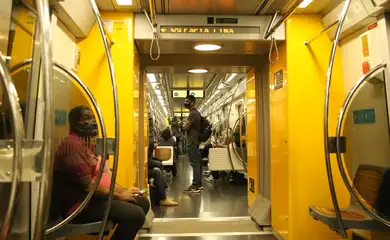 Passageiros com máscaras no vagão da linha 4 do metrô