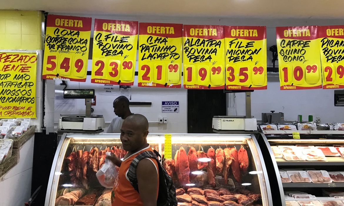 Consumidor compra carne em supermercado no Rio de Janeiro