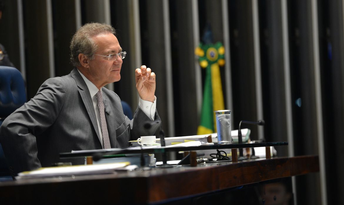 Brasília - Presidente do Senado, Renan Calheiros, durante sessão plenária para analisar e votar MPs (Fabio Rodrigues Pozzebom/Agência Brasil)