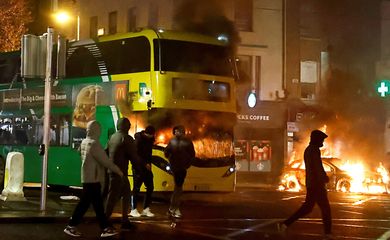 Ônibus pega fogo durante manifestação após suposto esfaqueamento que deixou algumas crianças feridas em Dublin, Irlanda
23/11/2023
REUTERS/Clodagh Kilcoyne