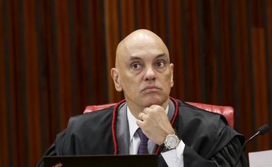 Brasília (DF), 29/06/2023 - O presidente do Tribunal Superior Eleitoral (TSE), Alexandre de Moraes, durante sessão que retoma o julgamento da ação (Aije nº 0600814-85) que pede a inelegibilidade de Jair Bolsonaro e de Walter Braga Netto, candidatos à Presidência da República nas Eleições 2022. Foto: Marcelo Camargo/Agência Brasil