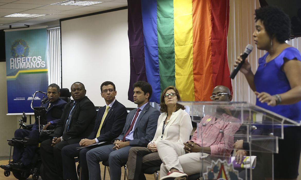 Ludmila Santiago, integrante da Associação do Núcleo de Apoio e Valorização à Vida de Travestis, Transexuais e Transgêneros do Distrito Federal e Entorno, participa do lançamento do Pacto Nacional de Enfrentamento à LGBTfobia.