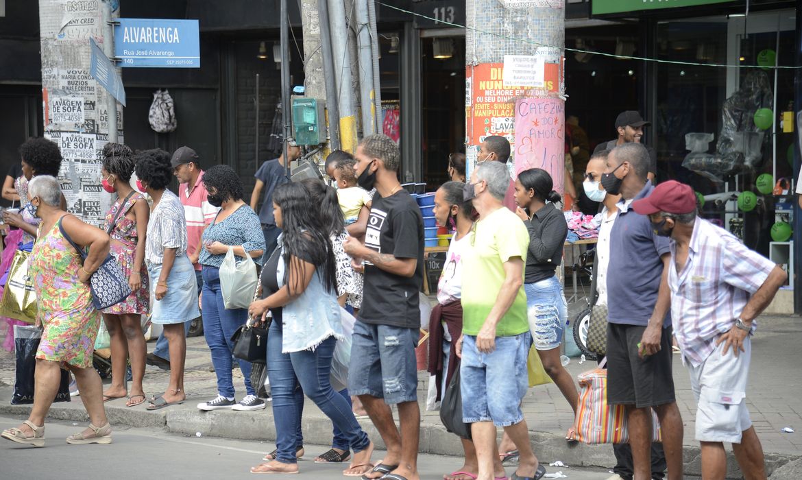 População caminha no centro de Duque de Caxias, primeiro município do Rio de Janeiro a flexibilizar o uso de máscara.