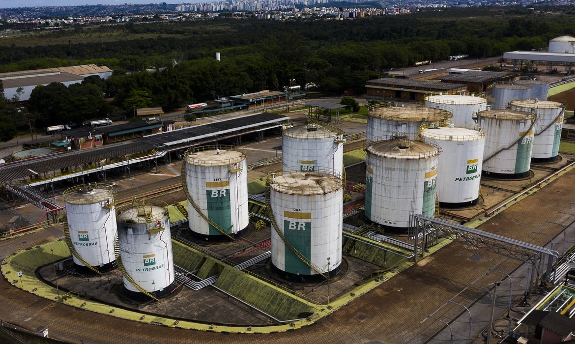 Preço da gasolina da Petrobras para distribuidoras sobe 12 ...