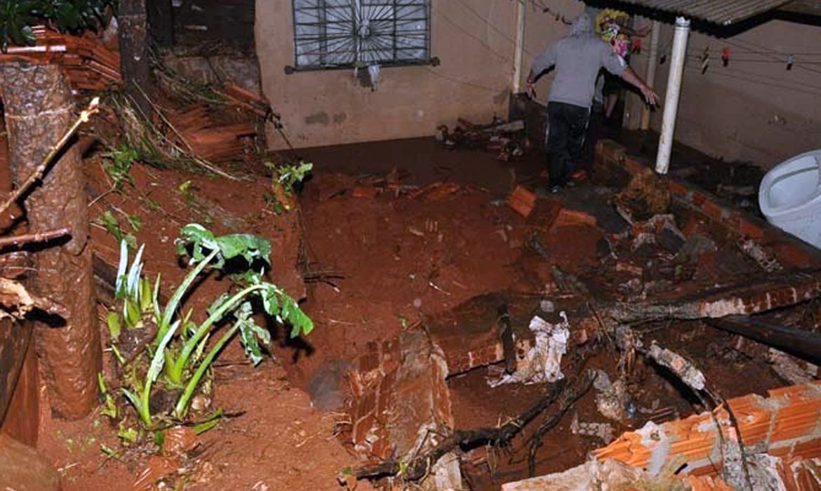 Tempestade destrói casas no Paraná (Divulgação/Defesa Civil do Paraná)