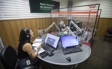 Brasília (DF) 06-04-2023 - Por dentro da Empresa Brasil de Comunicação (EBC), estúdio da rádio nacional da Amazônia durante apresentaçāo de sua programaçāo ao vivo.
Foto: Joédson Alves/Agência Brasil
