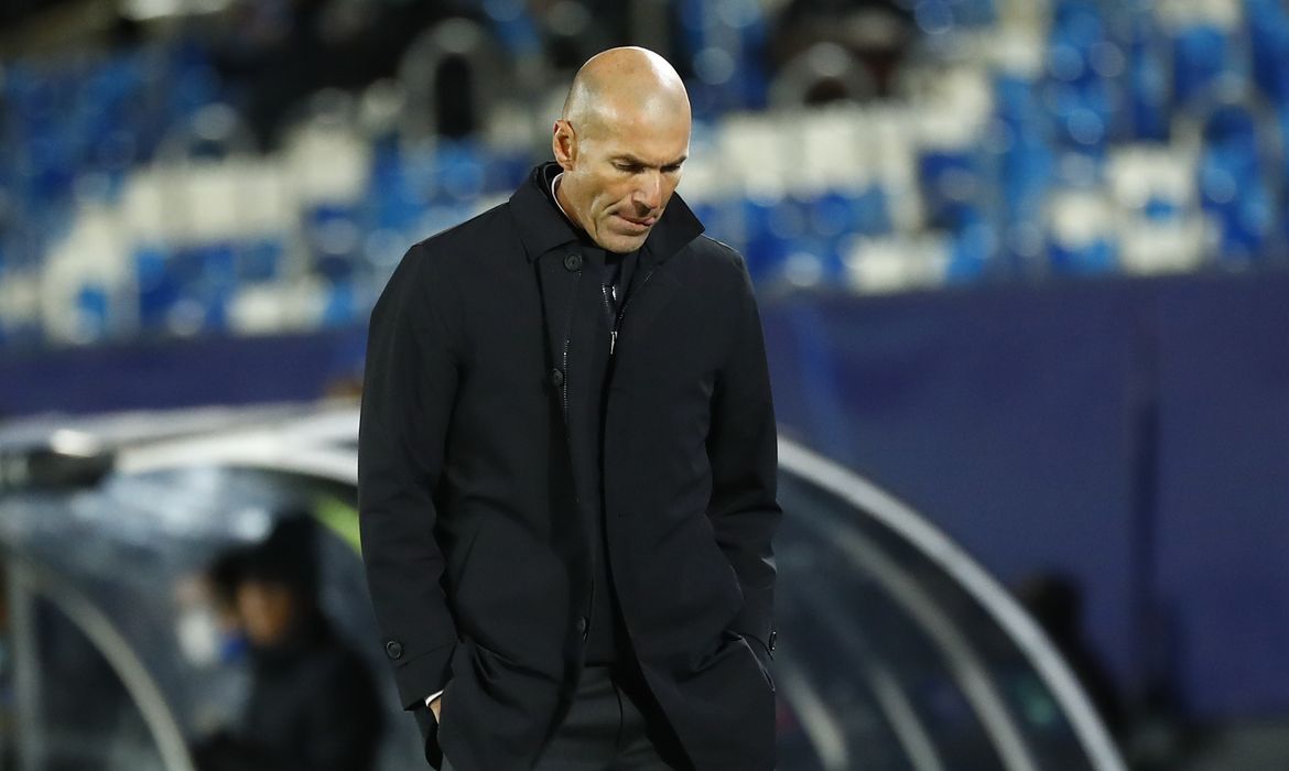 Técnico do Real Madrid, Zinedine Zidane, durante partida contra a Inter de Milão pela Liga dos Campeões